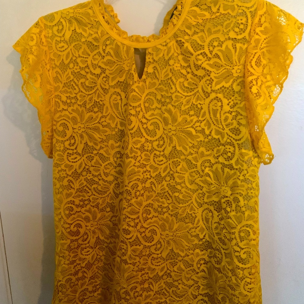 Yellow, sleeveless Cure top
